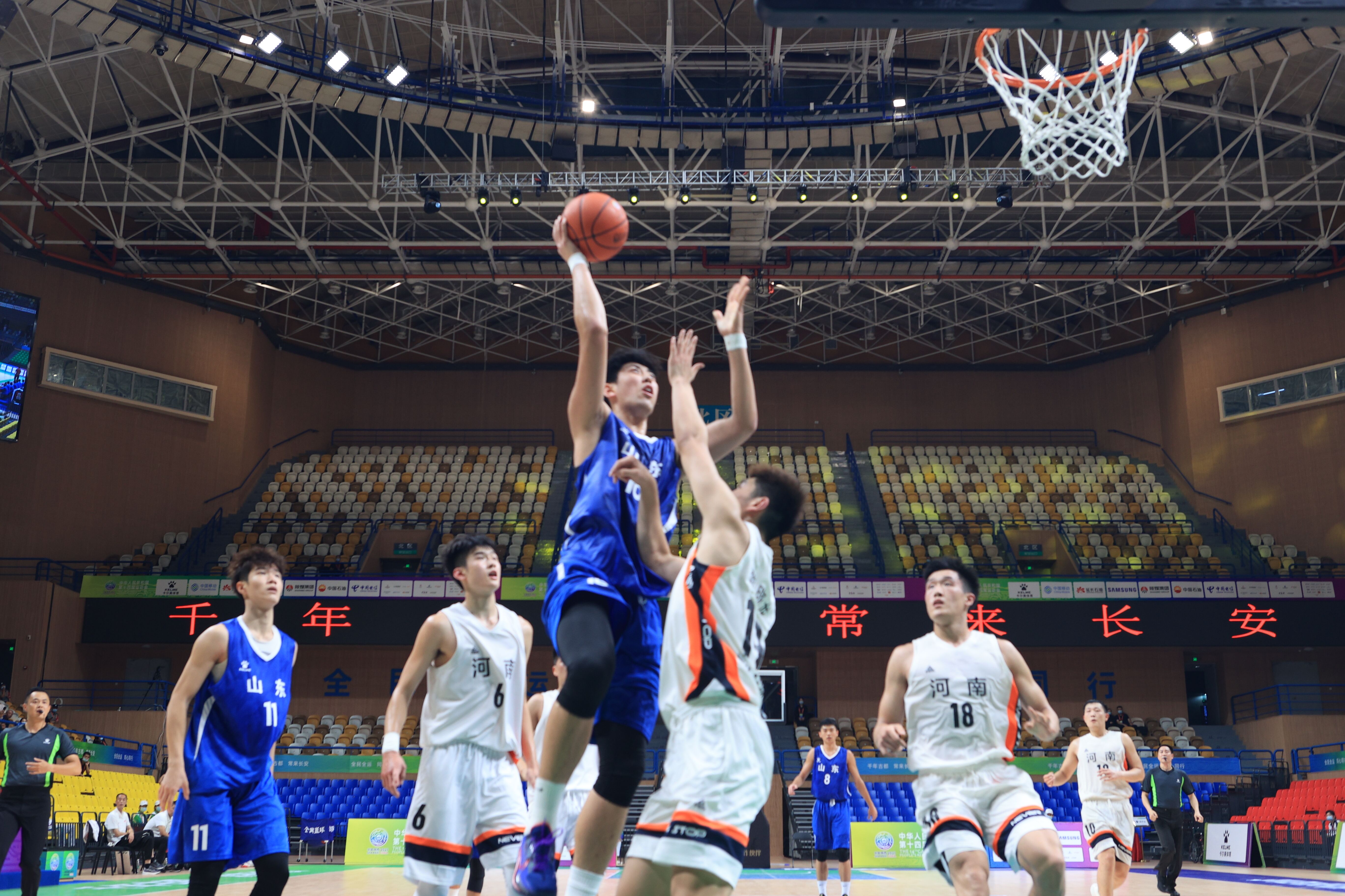 法甲：持续领跑 巴黎圣日尔曼队2-1圣埃蒂安队.